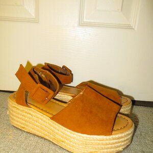 American Eagle Platform Sandals - Size 7